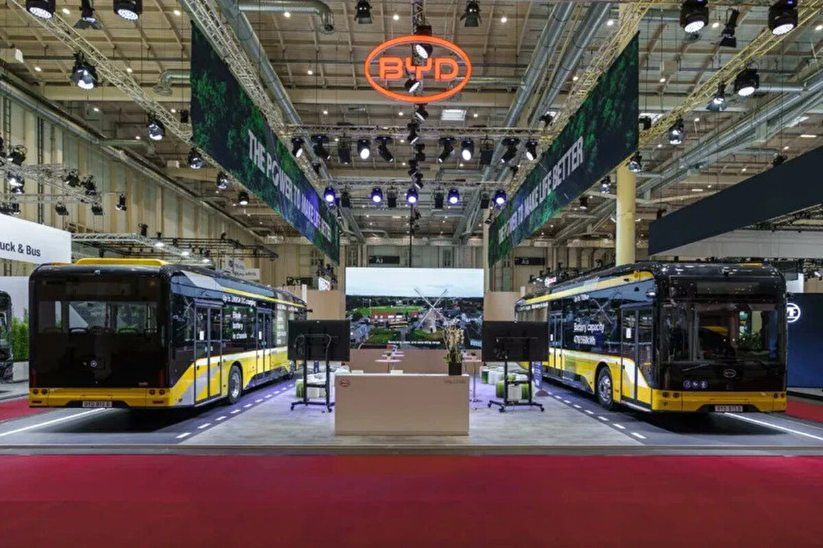 49 oturan yolcu kapasitesiyle toplamda 78 kişi taşıyabilen BYD B13.b, aynı zamanda çift şarj portu desteği sayesinde yoğun kullanımlarda kısa sürede enerji takviyesi yapabiliyor. Bu özellik, büyükşehir belediyeleri ve özel taşımacılık firmaları için önemli bir operasyonel avantaj sunuyor.