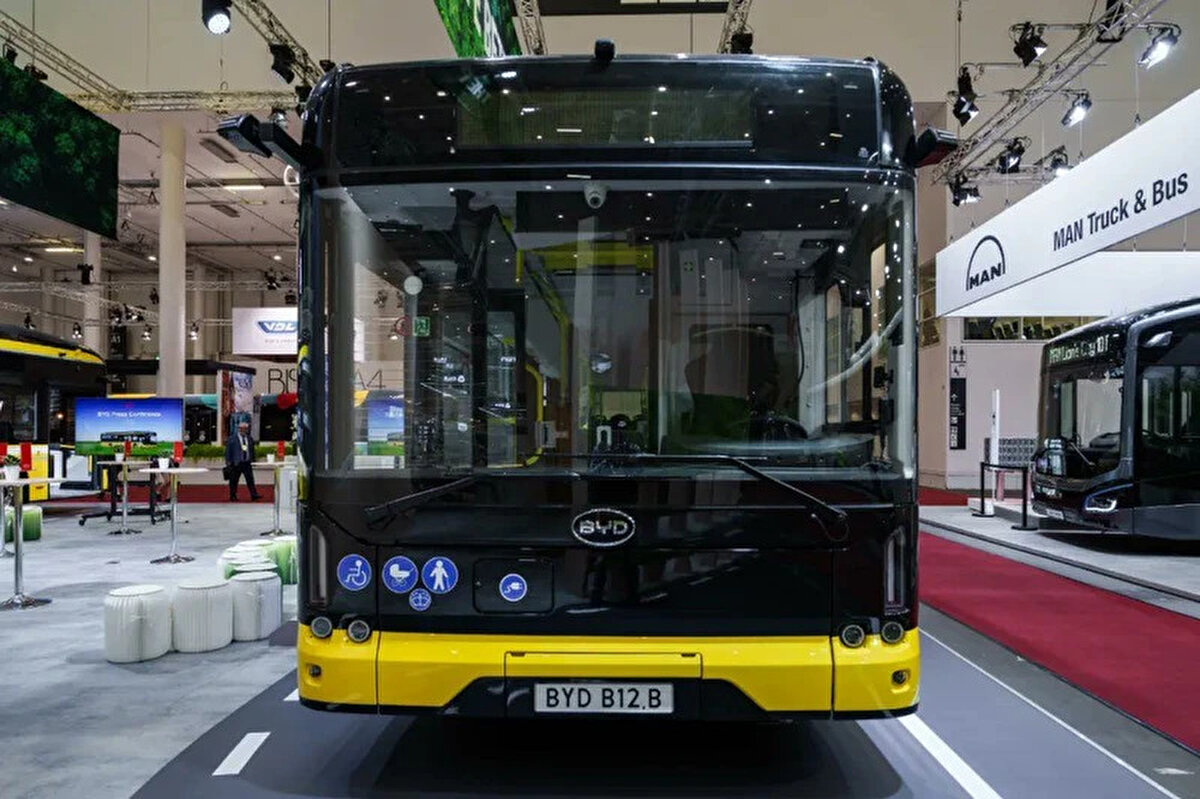 Otobüsün kalbinde, BYD’nin geliştirdiği Blade Battery teknolojisine sahip 560 kWh kapasiteli LFP (Lityum Demir Fosfat) batarya bulunuyor. Bu batarya, hem uzun ömürlü yapısıyla hem de menzil avantajıyla öne çıkarken, otobüsün iki adet 150 kW gücünde elektrik motoru sayesinde saatte 100 kilometre hıza ulaşabildiği belirtiliyor.