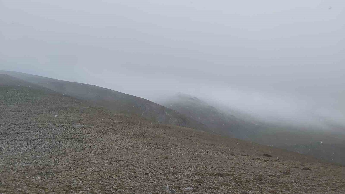 Yaz mevsiminin kendini iyice hissettirdiği Haziran ayının son gününde Gümüşhane’den gelen görüntüler herkesi hayrete düşürdü. Yaz aylarında alışık olunmayan bu görüntüler yüksek kesimlerde adeta kış manzaraları oluşturdu. Kent merkezinde yağmur şeklinde başlayan yağış, yüksek kesimlerde hava sıcaklığının hızla düşmesiyle birlikte kara dönüştü. Özellikle 2 bin 500 metre ve üzerinde çok sayıda zirveye ev sahipliği yapan Çakırgöl ve çevresindeki dağlar beyaza bürünerek etkileyici bir manzara oluşturdu.