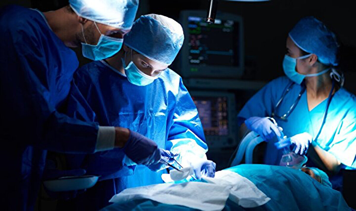 Doktor, bireyin apandisit, safra kesesi, karaciğer, pankreas, ince ve kalın bağırsaklar, dalak, mide ya da pelvik veya üreme organları gibi organlarının incelenmesi ve bu organlar üzerinde gerçekleştirilecek işlemler için laparoskopi önerebilir. Laparoskop yardımıyla doktor bu bölgeleri gözlemleyerek abdominal kitle veya tümör varlığını, bir kanserin ilerleme derecesini, karın boşluğunda sıvı olup olmadığını, karaciğer hastalığını, ve belirli tedavilerin etkinlik seviyelerini saptayabilir. Laparoskopi işleminin tercih edilme sebeplerinden biri de hastalığın teşhisinden hemen sonra, bireyin durumunu tedavi etmek için doktorlara müdahale yapabilme fırsatı sağlar.<br>