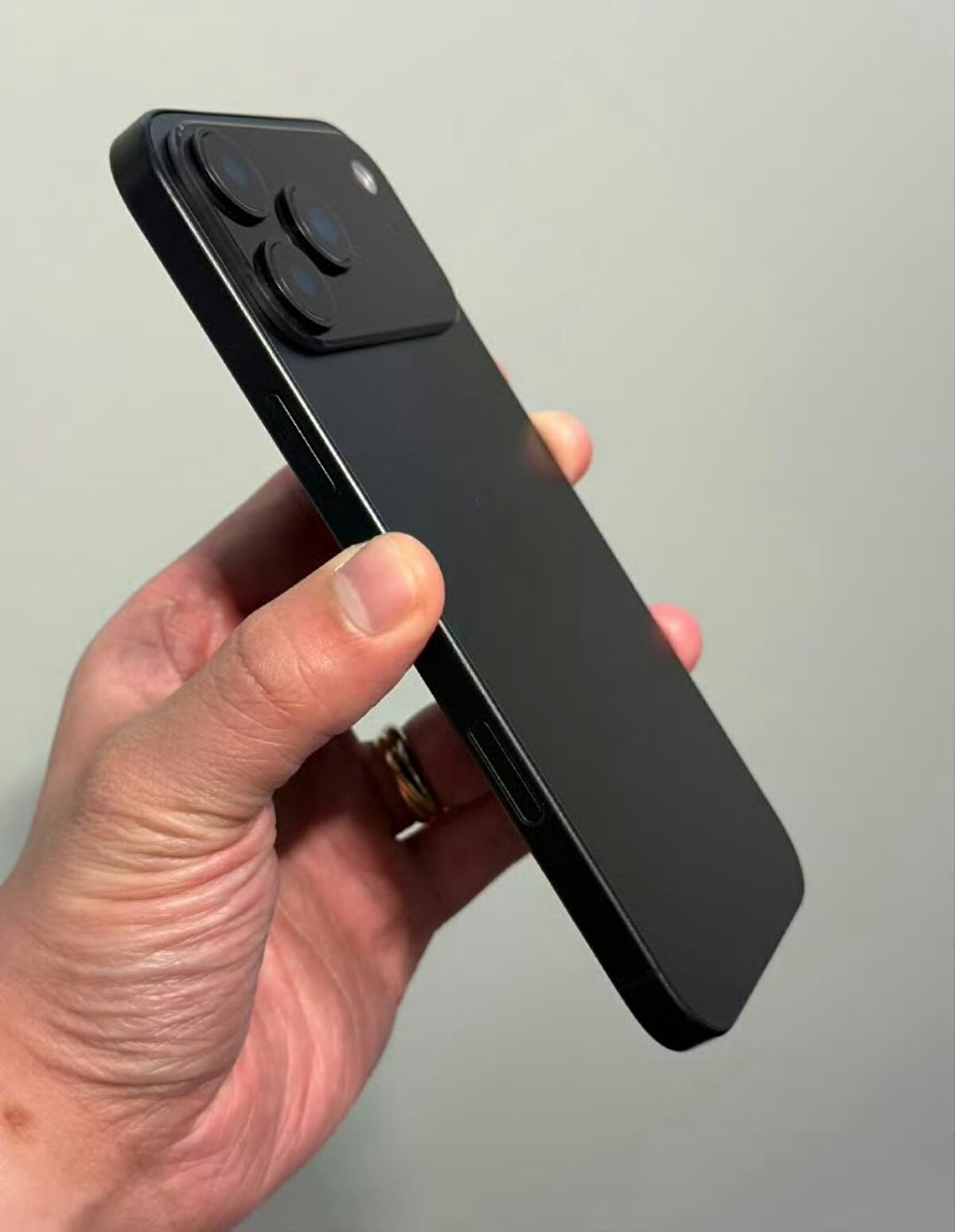 Sızdırılan bilgilere göre Apple, iPhone 17 Pro Max modelinde arka kamerayı baştan sona yeniliyor. Üçlü kamera yine sol tarafta yer alacak ancak flaş ve LiDAR sensörü sağ tarafa taşınarak, kamera modülünün üst bölümde yatay bir çubuk görünümüne kavuşması planlanıyor. Bu yeni düzende logonun mevcut konumda kalması mümkün olmayınca, Apple’ın logoyu aşağı kaydıracağı iddia ediliyor.