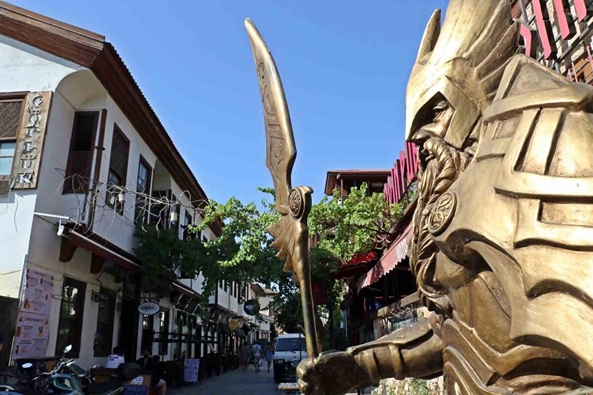 "Gezerken bile eğleniyorsun"<br><br>Tatil için Ankara’dan kente gelen Evran Şan da, "Burası Ankara Kızılay’a benziyor. Gündüz boş, gece dolu oluyor. Hepsi yabancı. Hayat burada gece başlıyor. Gezerken bile eğleniyorsun. Bir de sıcak olmasa daha iyi olacak" diye konuştu.