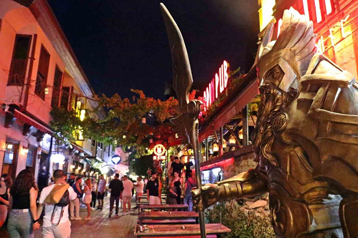 "Tatilciler konaklama programına alıyor"<br><br>Kaleiçi’nin Antalya’nın kalbi olduğunu aktaran Çetin, yaşanan insan hareketliliğinin esnafa da olumlu yandığına dikkat çekti. Çetin, "Alanya ile Kaş arasındaki tatilciler, konaklama programlarının içine Kaleiçi’ni mutlaka 1 ya da 2 günlüğüne alıyor. Eğlence mekanları da çok burada. Herkesi bekliyoruz.