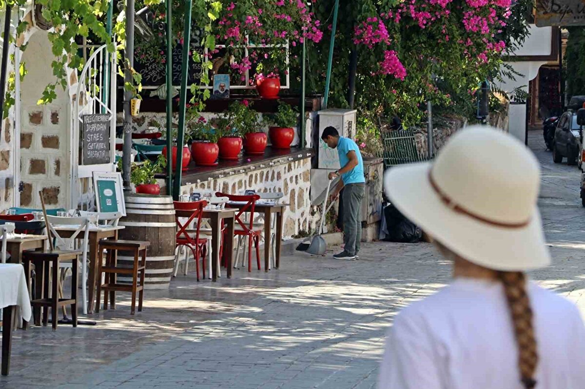 Turizm ve tarihin merkezi noktasında yer alan 4 mahalleli Kaleiçi’nde 82 nüfuslu Tuzcular Mahallesi’nin yaz aylarında akşam nüfusu 10 bini aşıyor. Gündüz saatlerinde sahil bantlarını tercih eden tatilciler ve yerleşik vatandaşlar, akşam olduğunda ise soluğu Kaleiçi bölgesinde alıyor.