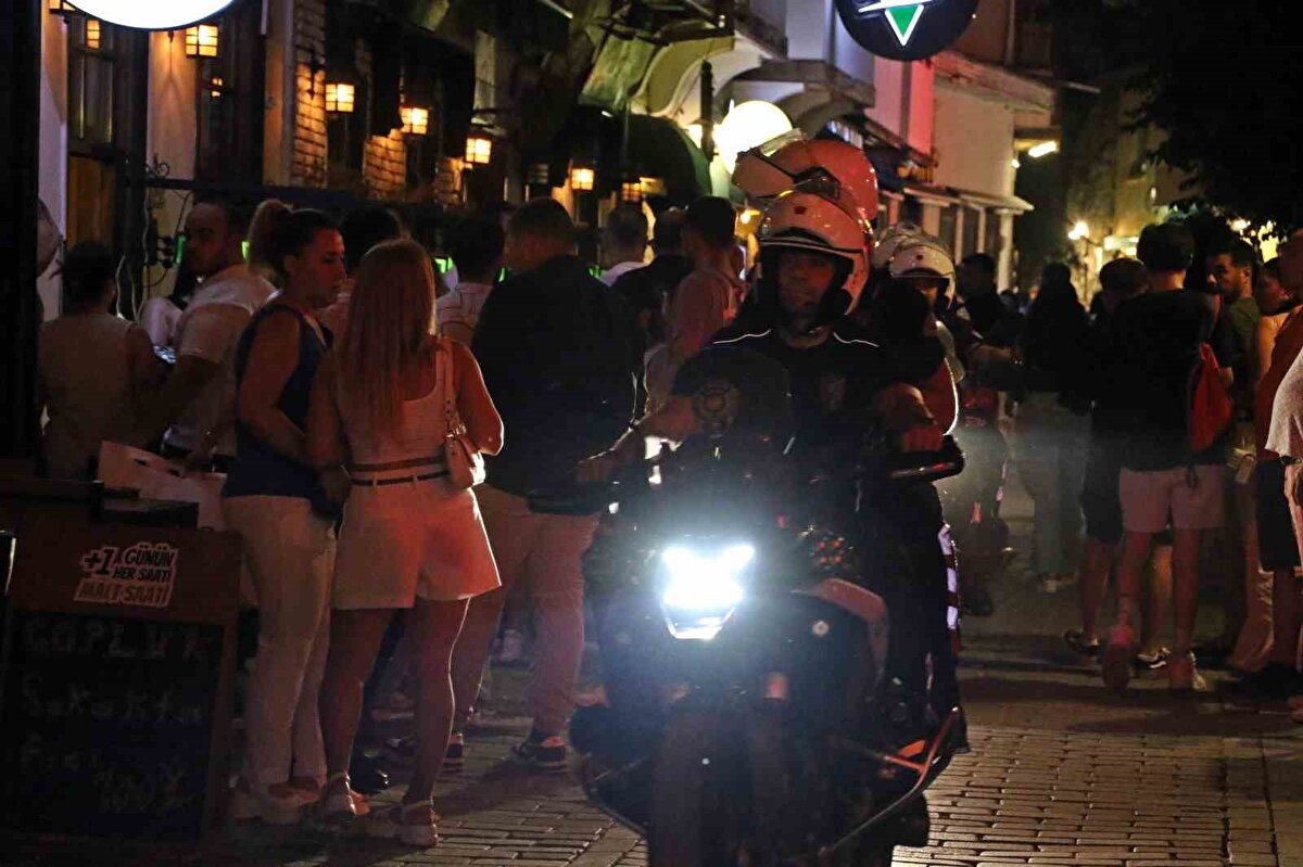 Özellikle eğlence, yeme içme ve tarihi doku eşliğinde yürüyüş yapma fırsatı sunan Kaleiçi, akşam apayrı ayrı bir kimliğe bürünüyor. Kaleiçi’nin merkezi noktasında yer alan ve eğlence mekanlarıyla bilinen Tuzcular Mahallesi’nde akşam saat 20.00’da başlayan hareketlilik, ilerleyen saatlerde daha da artarak gece 04.00’e kadar devam ediyor.