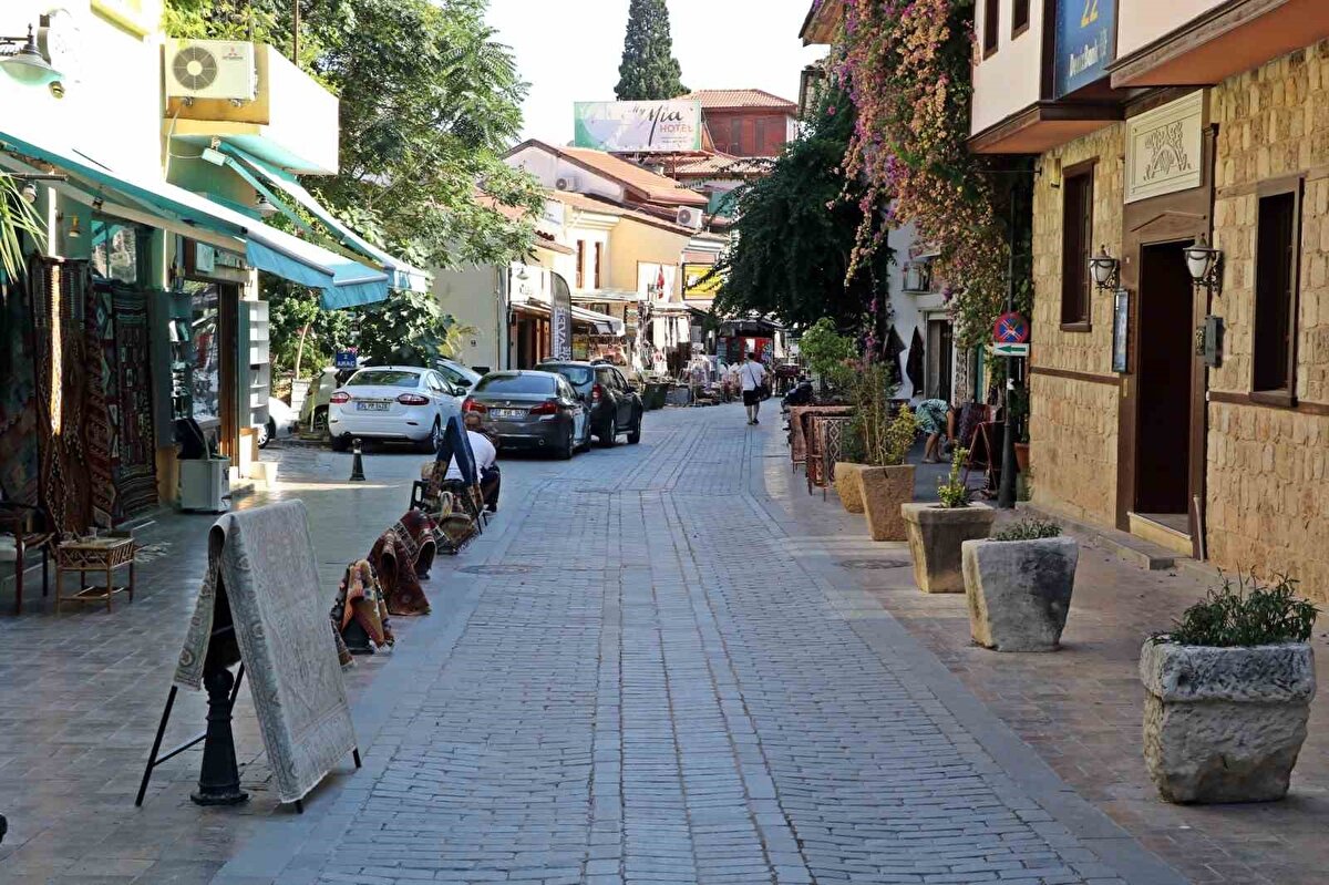  Her yerin ayrı bir havası var ve burada lütfen bu soluğu alın. Herkesin rahatça dolaşabileceği ve para harcayabileceği bir nokta. Güvenlik konusunda da polis ve zabıta ekipleri sürekli buradalar" diye konuştu.<br>Antalya Kaleiçi İşletmeciler Kültür Derneği Başkanı Fikret Çağlan ise, yaz aylarında gündüz saatlerinde sıcaktan dolayı Kaleiçi’ne gelinmediğini ancak akşam saatlerinde bu durumun değiştiğini söyledi. Kaleiçi’nin bir cazibe merkezi olduğunu kaydeden Çağlan, gündüz için de çalışma içerisinde olduklarını belirtti.