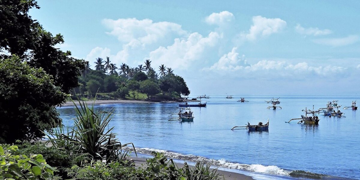 Mevcut vize uygulaması ne?<br><br>Türk vatandaşlarının Endonezya’ya girişlerinde vize durumu pasaport türüne göre farklılık gösteriyor:<br><br>Diplomatik ve Hizmet Pasaportu sahipleri: 30 güne kadar olan seyahatlerinde vizeden muaf.<br><br>Hususi (yeşil) ve Umuma Mahsus (bordo) Pasaport sahipleri: Vizeye tabi. Ancak bu pasaport sahipleri, Endonezya’ya vardıklarında 35 ABD doları ödeyerek “Varışta Vize” (Visa on Arrival) alabiliyor. Bu vize de 30 güne kadar turistik konaklamaya olanak tanıyor.