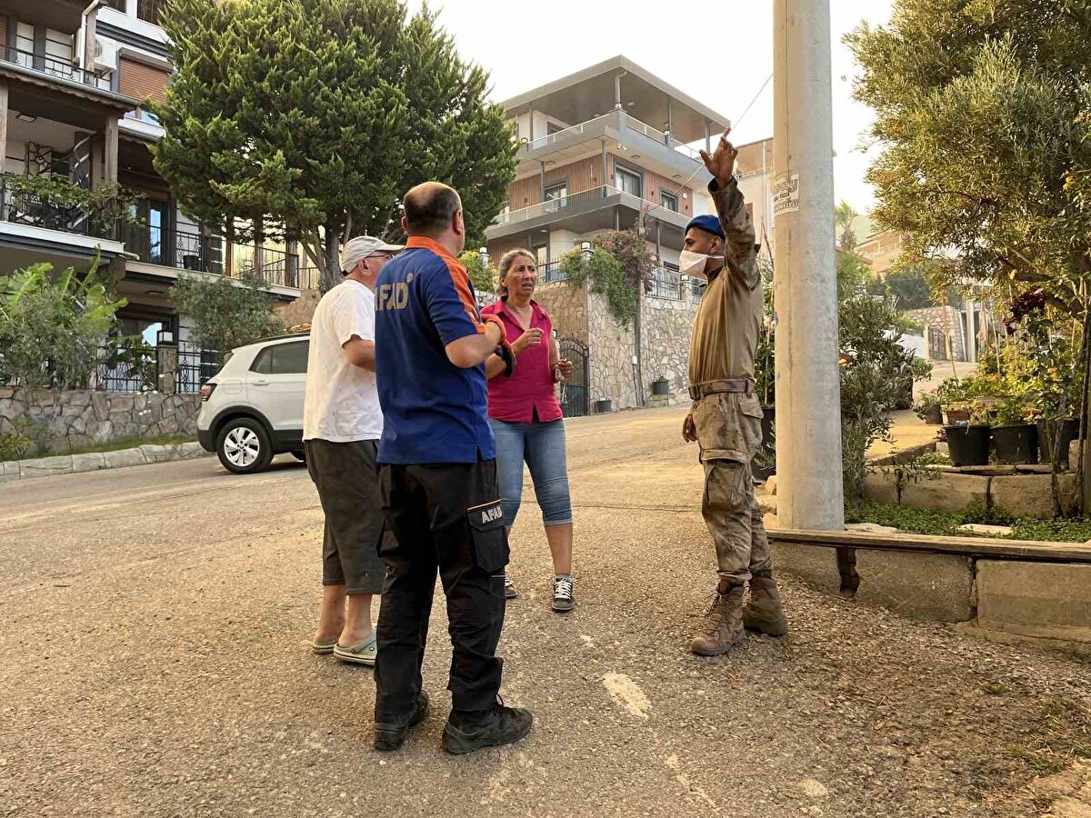 Menderes ilçesi ve Seferihisar ilçesi sınırlarında dün başlayan yangın, ikinci gününde de etkili olmayı sürdürüyor.