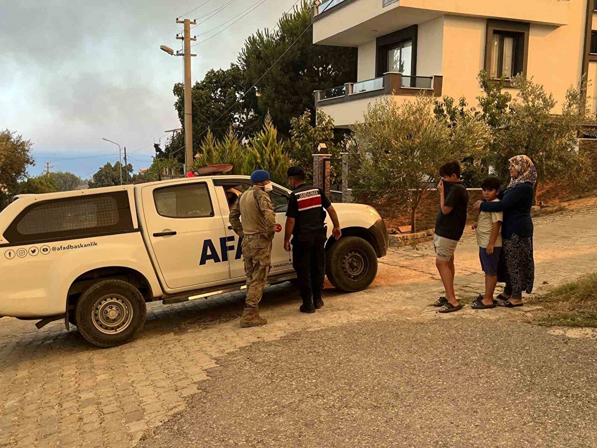 Şiddetli rüzgarın etkisi ile yerleşim alanlarında da sıçrayan yangın, dün onlarca yazlık evi küle çevirmişti. Bugün de akşam saatlerinde Doğanbey Atatürk Mahallesi’nde bulunan evlere alevler yaklaştı.
