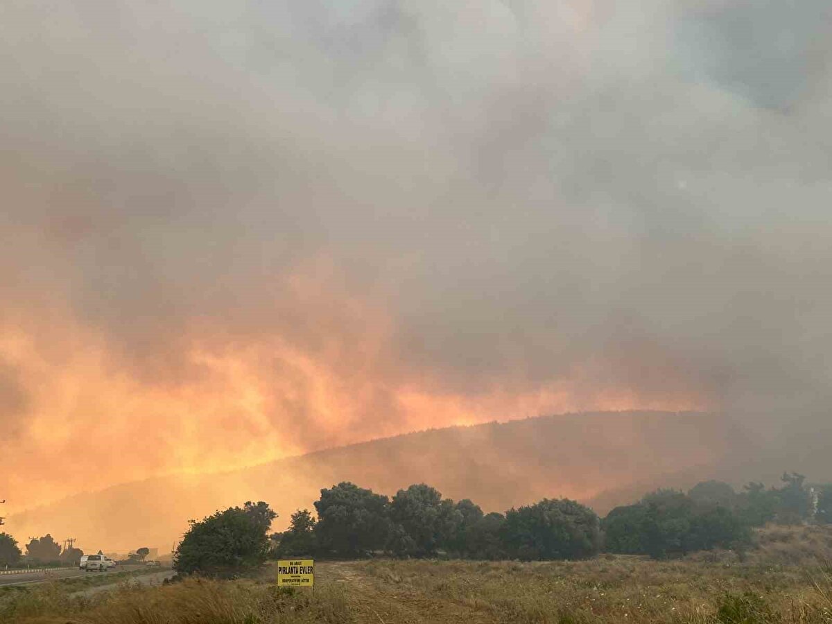 "Çok alışmıştık buralara"<br>Evini tahliye eden vatandaşlardan Necati Karaçalı, "Üzülüyoruz, çok üzülüyoruz. Çok alışmıştık buralara. Ekipler tahliye etmemizi istediler boşaltın dediler şimdi boşaltıyoruz evleri" diye konuştu.