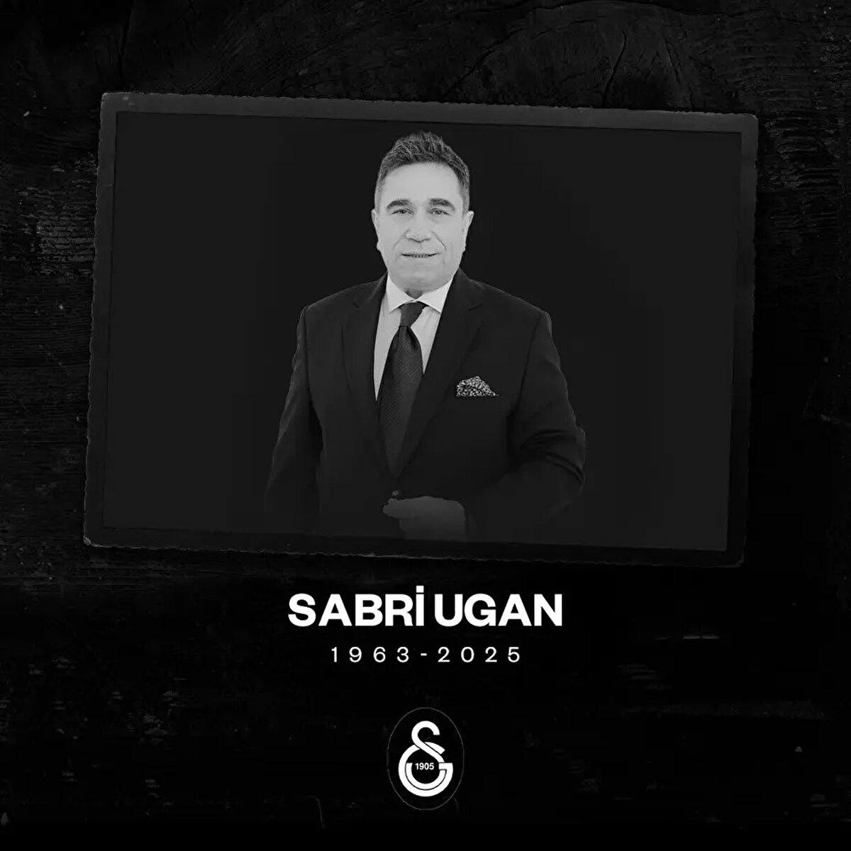 Galatasaray: "Bir jenerasyonun hafızasından asla silinmeyecek “Ne büyüksün Hagi, ne büyüksün!” sesinin sahibi; Bilbao, Monaco, Liverpool gibi birçok tarihi Avrupa zaferimizin parçası oldun.<br> <br>Bugün aramızdan ayrıldın ama hatıran Galatasaray taraftarının kalbinde her zaman yaşayacak.<br> <br>Avrupa maçlarımızın unutulmaz spikeri, spor medyasının kıymetli ismi Sabri Ugan’a Allah’tan rahmet, ailesine, yakınlarına, sevenlerine ve Türk spor camiasına başsağlığı dileriz."
