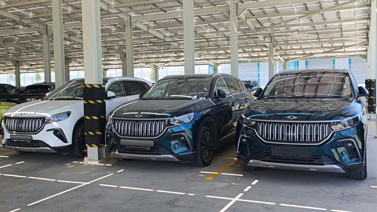 Togg T10X’in 4 tekerlekten çekişli versiyonu, dış görünüş açısından mevcut modele sadık kalıyor. “4More” adıyla satışa sunulması beklenen yeni versiyonun özellikle zorlu yol koşullarında daha fazla performans sunması hedefleniyor. İlk görüntülerde tasarımda herhangi bir değişiklik dikkat çekmiyor.