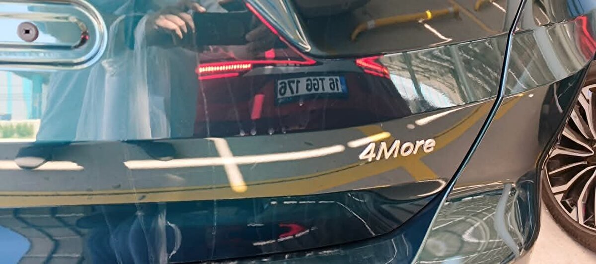 Henüz açıklama yapılmadı, ama geri sayım başladı<br><br>Togg cephesinden T10X 4More hakkında henüz resmi bir açıklama yapılmış değil. Ancak aracın şirketin Bursa’daki teslimat merkezinde görüntülenmesi, modelin test aşamasının sonuna yaklaştığını gösteriyor. Sosyal medyada paylaşılan görüntüler, resmi duyurunun da yakın olduğuna işaret ediyor.