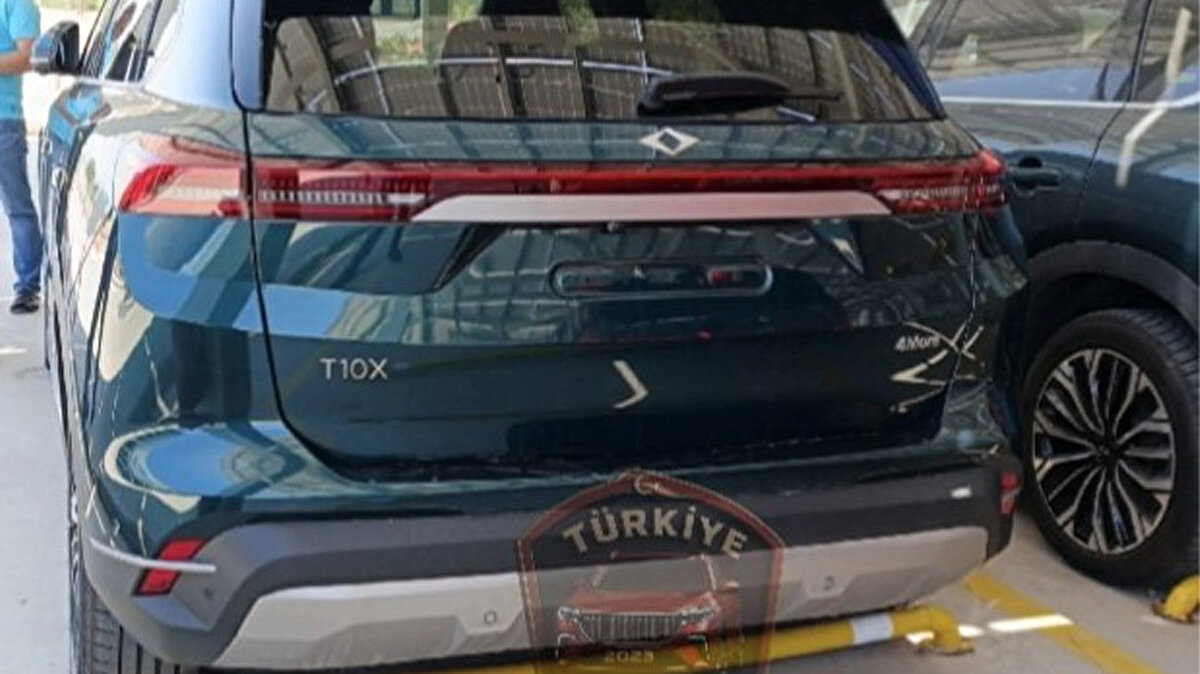 Togg T10F geliyor, T10X 4More yolda<br><br>Bir yandan Togg T10F modelinin satışa çıkması beklenirken, T10X’in 4x4 versiyonunun da aynı dönemde vitrine çıkması sürpriz olmayacak. Şirketin kısa süre içinde iki önemli adımı birden atması, kullanıcı seçeneklerini ciddi şekilde artıracak gibi görünüyor.