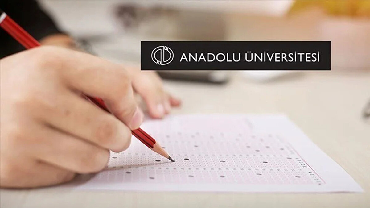 AÖF yaz okulu kayıtları nasıl yapılır?<br><br>Anadolu Üniversitesi'nden yapılan duyuruya göre AÖF yaz okulu kayıtları 30 Haziran itibarıyla başladı. Kayırlar 4 Temmuz Cuma günü saat 22.00'de sona erecek. <br><br>Öğrenciler yaz okulunda en fazla 5 ders alabilecek. Yaz okuluna kayıt yaptırmak isteyen öğrenciler ilk olarak aof.anadolu.edu.tr adresindeki Öğrenci Otomasyonu üzerinden Ders Seçim (EkleSil) bağlantısına girerek almak istedikleri dersleri belirlemeli. <br><br>Ardından sistem tarafından oluşturulan ödeme bilgileriyle birlikte kayıt süreci tamamlanacak. 