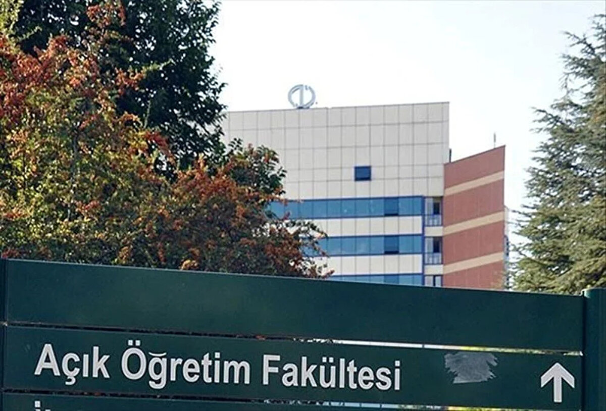 Anadolu Üniversitesi Açıköğretim Fakültesi yaz okulu için kayıtların başladığını duyurdu. Duyurunun ardından AÖF öğrencileri yaz okulu kayıt işlemlerinin nasıl yapılacağını ve ders başı ücretleri araştırmaya başladı. Peki 2025 AÖF yaz okulu kayıtları nasıl yapılır, ders başına ücret ne kadar?