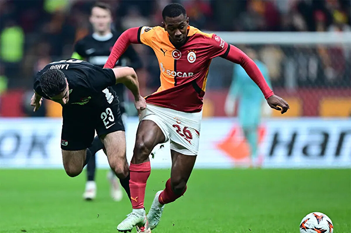 Galatasaray'ın bonservisiyle yolları ayırmak istediği Kolombiyalı stoper için iki kulüp arasında görüşmelerin resmiyete dökülüp dökülmeyeceği merak konusu.<br>