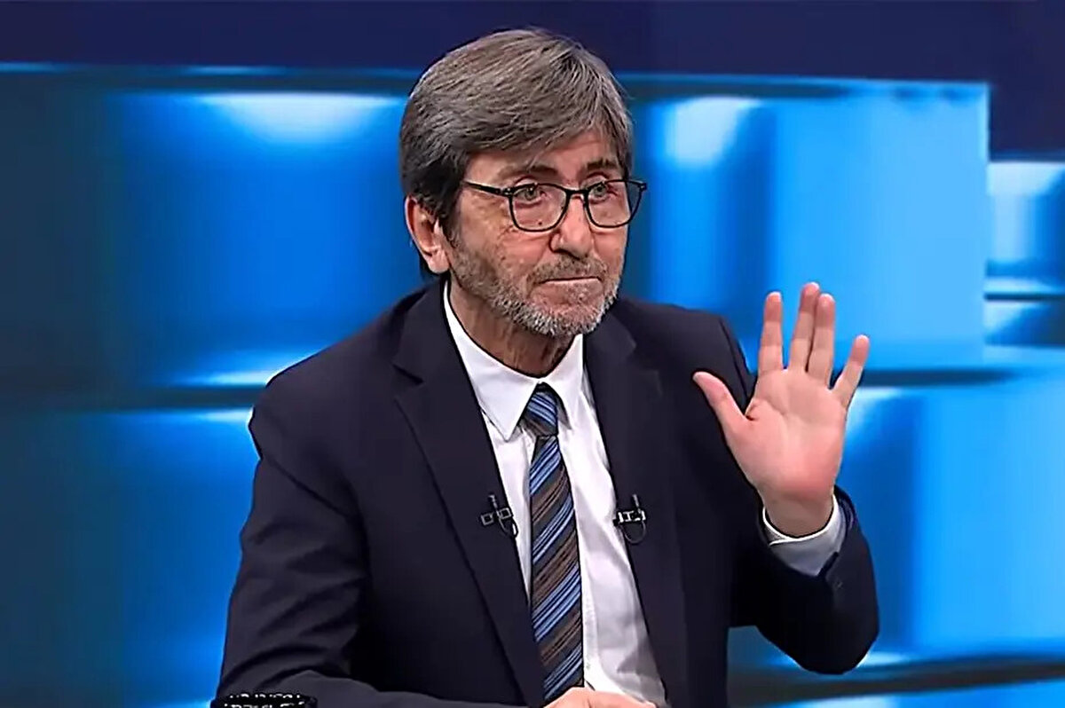 Rıdvan Dilmen yaptığı paylaşımda "Rica ediyorum hücuma (orta saha dahil) sağ ayaklı oyuncu alın lütfen" ifadelerini kullandı.<br>