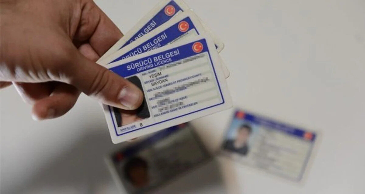 Dikkat edilmesi gerekenler:<br><br>Randevular yalnızca e-Devlet ve nüfusmatiklerden alınabiliyor.<br><br>Yenileme için gerekli belgeler eksiksiz hazırlanmalı.<br><br>Sağlık raporu, biyometrik fotoğraf ve eski ehliyet mutlaka yanınızda olmalı.<br><br>Ücretsiz yenilemeden yararlanmak için başvurular 31 Temmuz’a kadar tamamlanmalı.<br><br>Sürücülere, hem trafik güvenliği hem de maddi zarar yaşamamak adına işlemlerini vakit kaybetmeden başlatmaları bir kez daha hatırlatıldı.