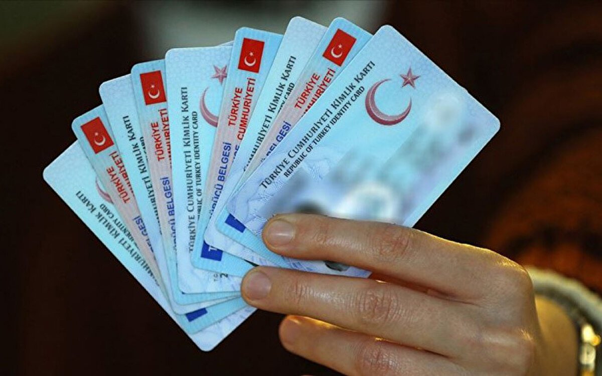 Süre uzatılmayacak<br><br>Yetkililer, önceki yıllarda yapılan ertelemelerin bu kez geçerli olmayacağını belirterek, son başvuru tarihinin kesin olduğunu vurguladı. Sürücülerin hem yasal yükümlülüklerini yerine getirmeleri hem de yüksek maliyetlerden kaçınmaları için 31 Temmuz’a kadar ehliyet yenileme işlemlerini tamamlamaları gerekiyor.<br><br>Eski ehliyetle sürüş dönemi sona eriyor<br><br>31 Temmuz’dan sonra eski tip ehliyetlerin hiçbir resmi geçerliliği kalmayacak. Hem Türkiye içinde hem de yurt dışında araç kullanacak sürücülerin çipli ehliyete sahip olmaları zorunlu hale geliyor. Yenileme yapmayan sürücülere araç kullanmaları durumunda cezai yaptırımlar uygulanacak.