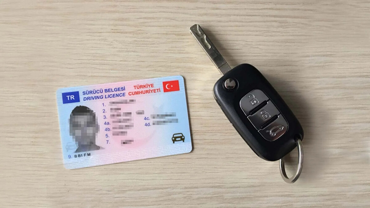 Eski ehliyet kullanan sürücüleri yakından ilgilendiren önemli bir değişiklik gündemde. 2016 yılında uygulamaya konan yeni tip çipli ehliyet sisteminde, eski sürücü belgelerinin yenilenmesi için belirlenen süre sona ermek üzere. İçişleri Bakanlığı tarafından yapılan açıklamaya göre, eski tip ehliyetlerin geçerliliği 31 Temmuz 2025 tarihinde sona erecek. Bu tarihten sonra ehliyetini yenilemeyen sürücüler araç kullanamayacak ve Ağustos ayından itibaren yenileme işlemi için 7 bin 438 TL ücret ödemek zorunda kalacak.