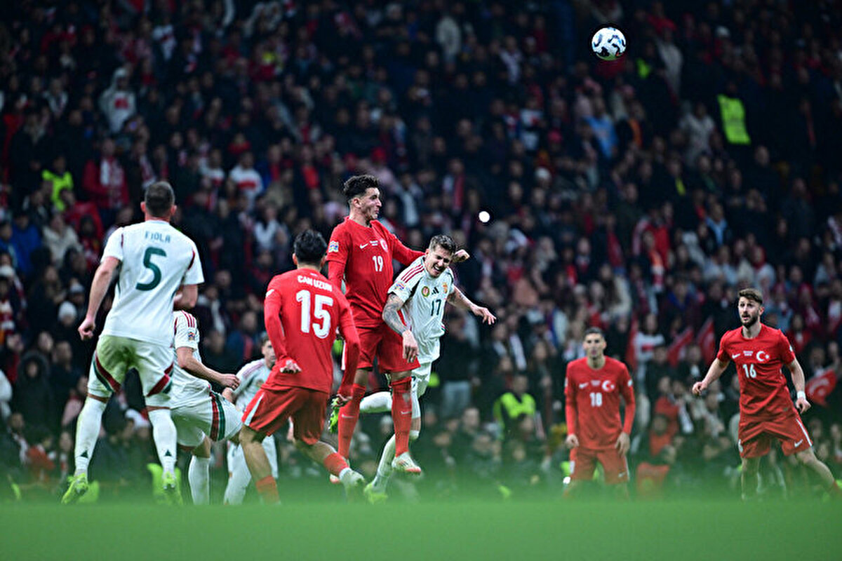 Milli futbolcu için istenen bonservis bedelinin 5 milyon Euro olduğu ifade ediliyor.<br>