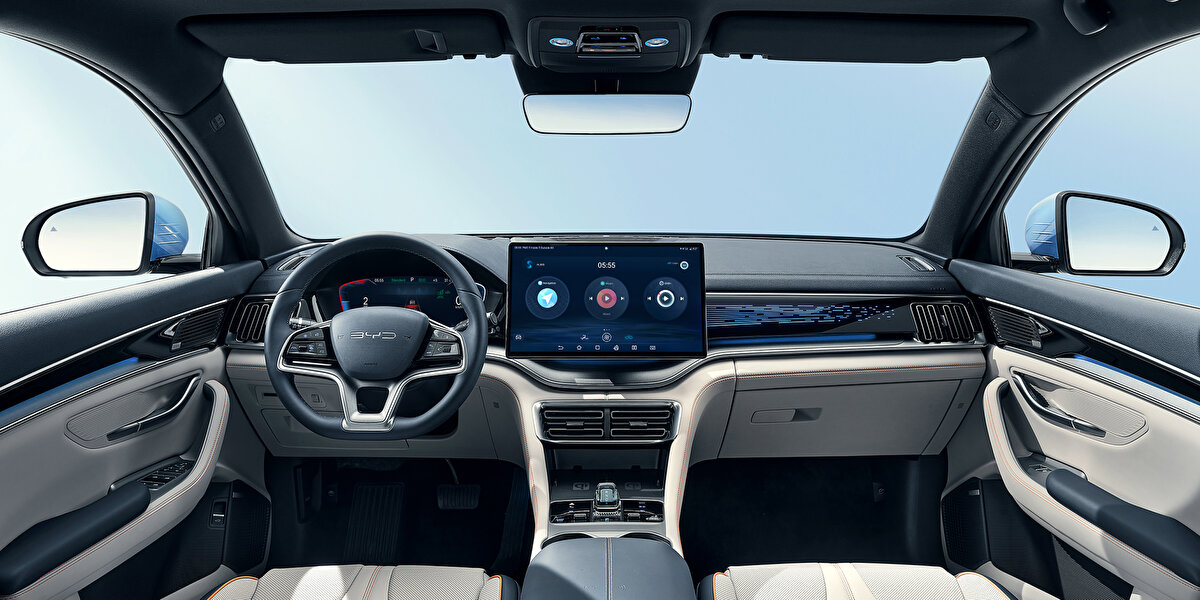 BYD’nin diğer modellerine de zam geldi<br><br>BYD fiyat listesi 2025 Temmuz itibarıyla güncellendi. Fiyat artışı sadece Seal U modeliyle sınırlı kalmadı, markanın tüm elektrikli araç serisi zamlandı:<br><br>BYD Dolphin Comfort:<br>Önceki fiyat: 1.365.000 TL → Yeni fiyat: 1.435.000 TL (70 bin TL zam)<br><br>BYD ATTO 3:<br>Önceki fiyat: 1.710.000 TL → Yeni fiyat: 1.795.000 TL (85 bin TL zam)<br><br>BYD HAN:<br>Önceki fiyat: 3.750.000 TL → Yeni fiyat: 3.899.000 TL (149 bin TL zam)