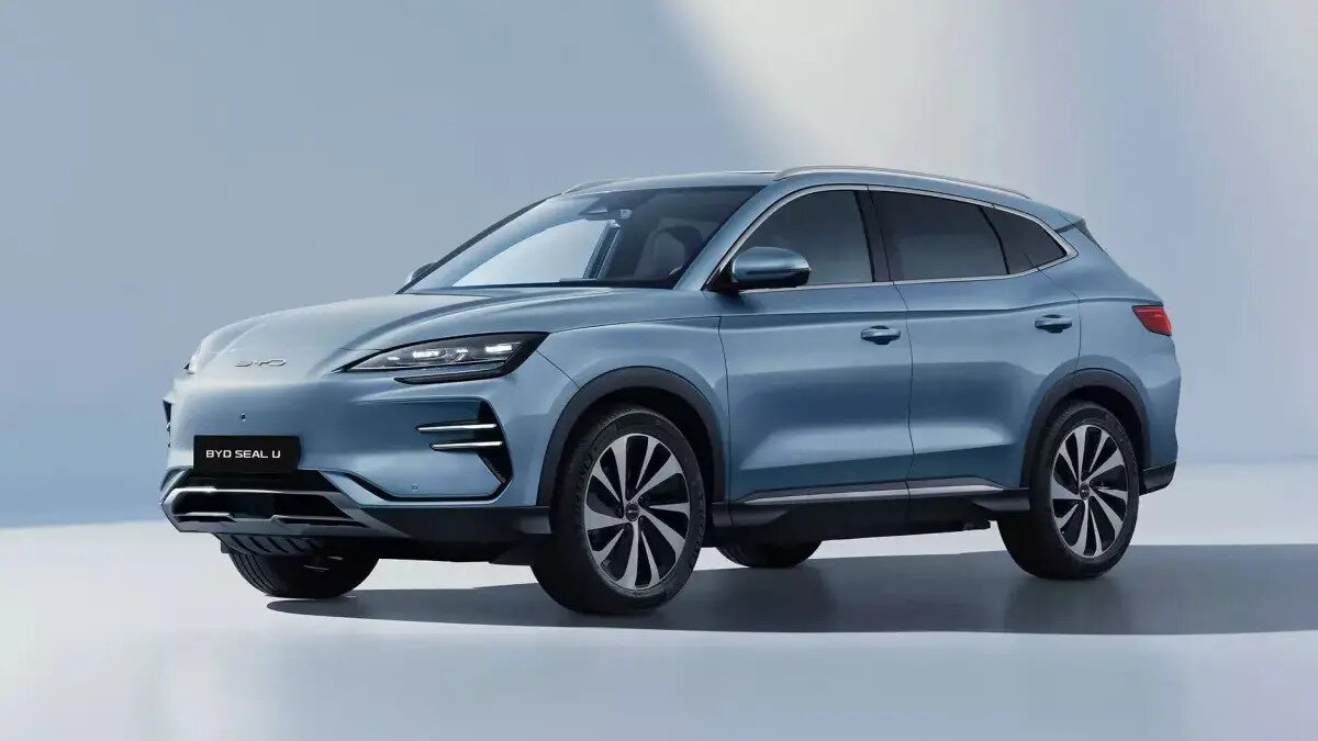 Çinli otomobil üreticisi BYD'nin elektrikli SUV modeli BYD Seal U, Türkiye Otomobil Gazetecileri Derneği (OGD) tarafından “Türkiye’de Yılın Otomobili” seçilmesinden sadece iki hafta sonra ciddi bir fiyat artışıyla gündeme geldi. Elektrikli D segment SUV olan BYD Seal U EV, yaklaşık 765 bin TL zamlanarak 2.690.000 TL fiyat etiketiyle satışa sunuldu.