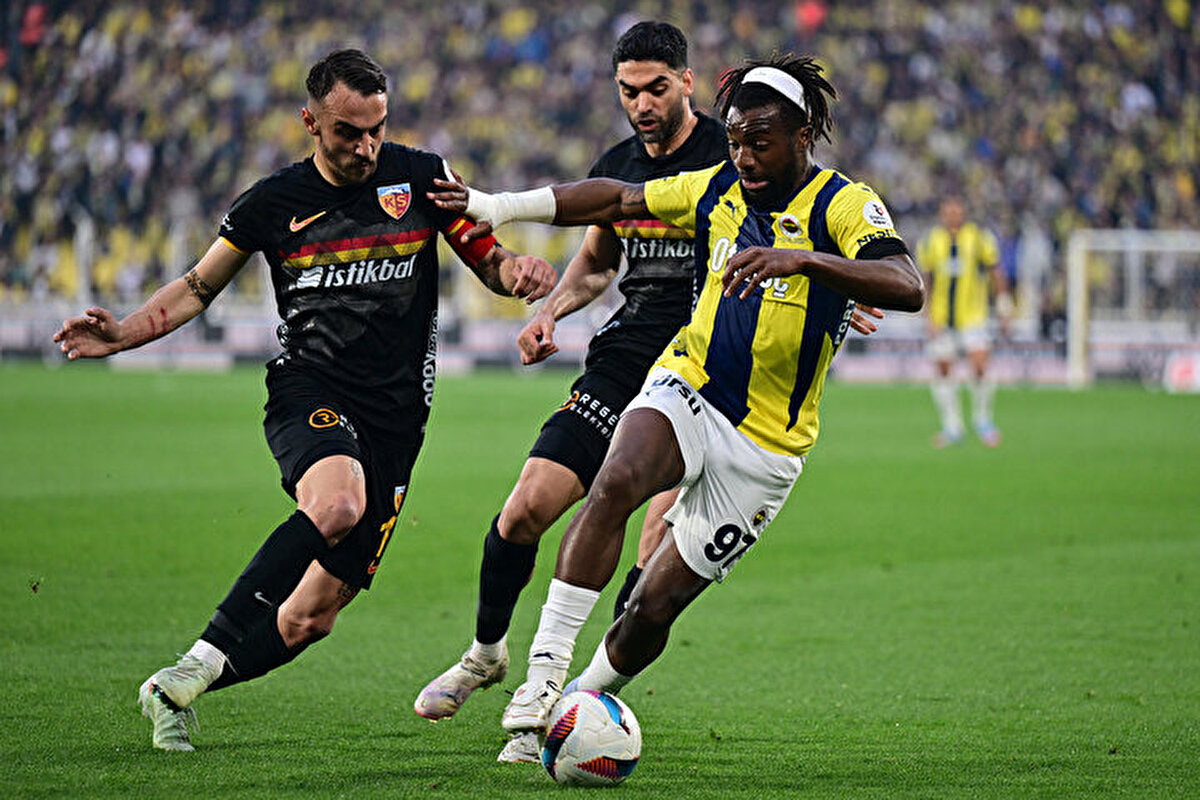 Sol kanatta görev yapan Maximin, Fenerbahçe formasıyla çıktığı 31 karşılaşmada 4 gol atarken 5 de asist yaptı.<br>