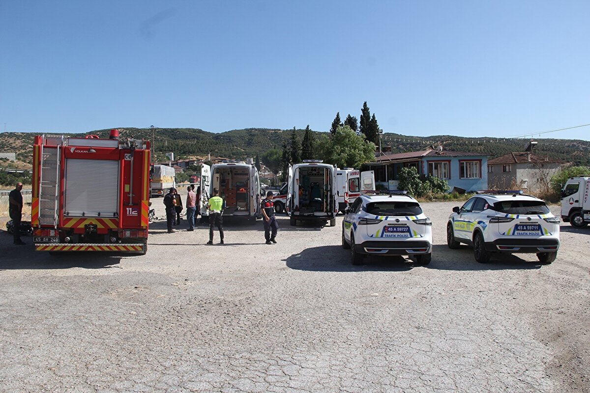 Olay yerinde yapılan incelemenin ardından cenazeler, Kula Devlet Hastanesi morguna kaldırıldı.