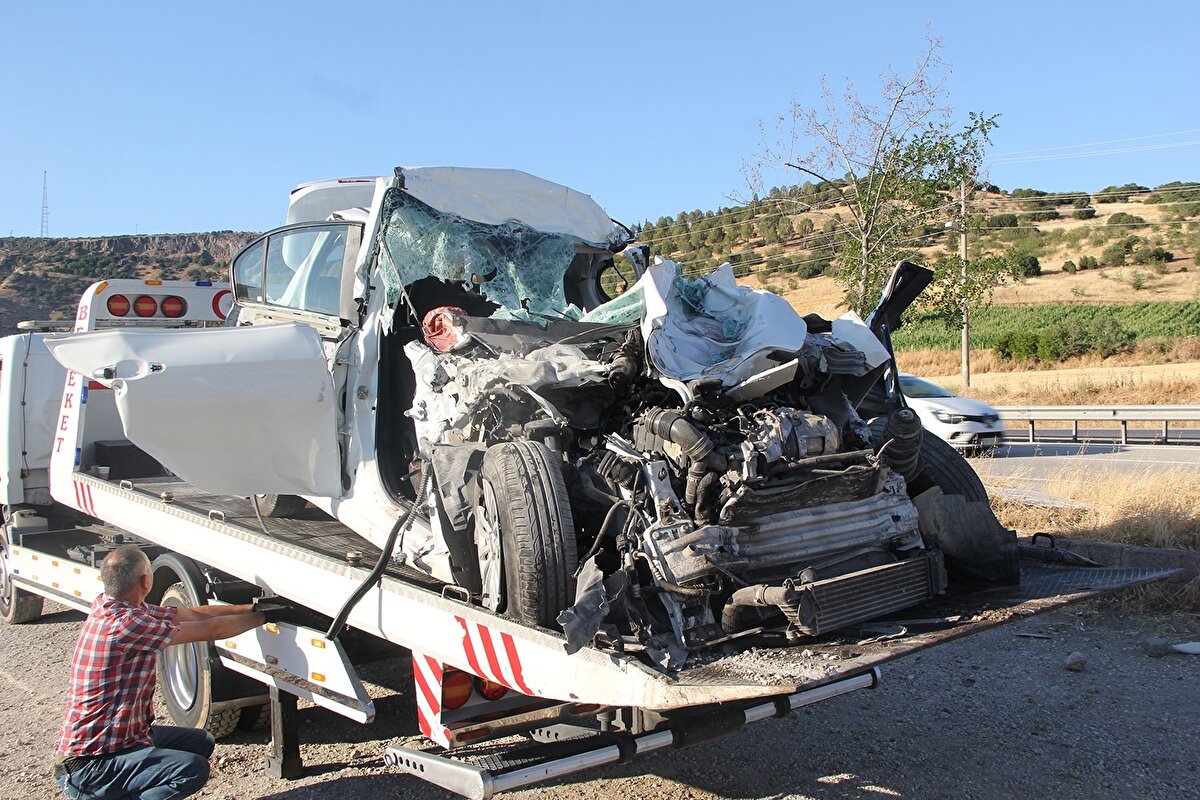 Sağlık ekipleri tarafından yapılan kontrollerde 4 kişinin de hayatını kaybettiği belirlendi.