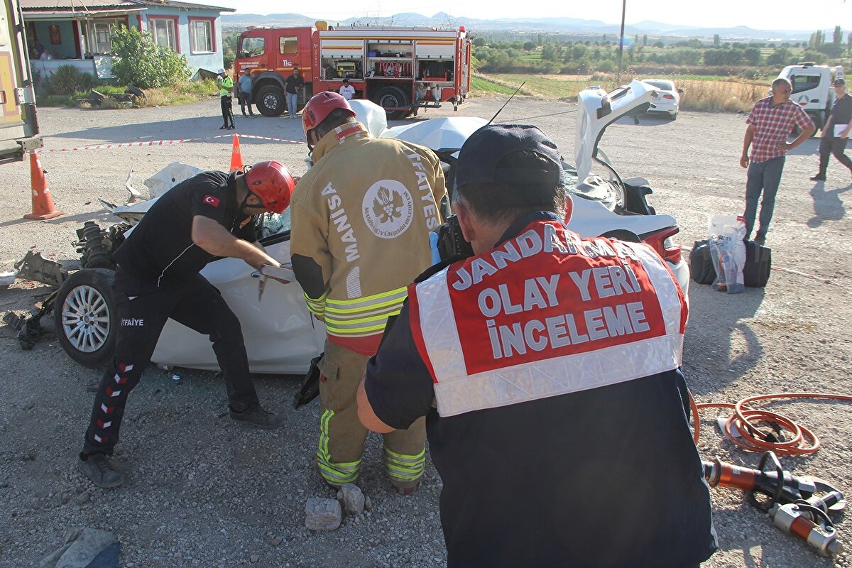  İhbar üzerine olay yerine çok sayıda sağlık, jandarma ve Manisa Büyükşehir Belediyesi İtfaiye Dairesi Başkanlığı’na bağlı kurtarma ekipleri sevk edildi.
