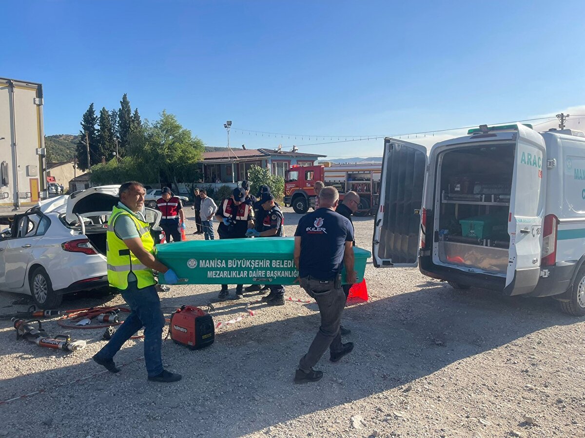 Çarpmanın etkisiyle otomobil hurdaya dönerken, araçta bulunan sürücü Rıdvan A. ile çocukları M.N.A. (12), Y.A. (9) ve M.T.A. (6) araç içerisinde sıkıştı. 