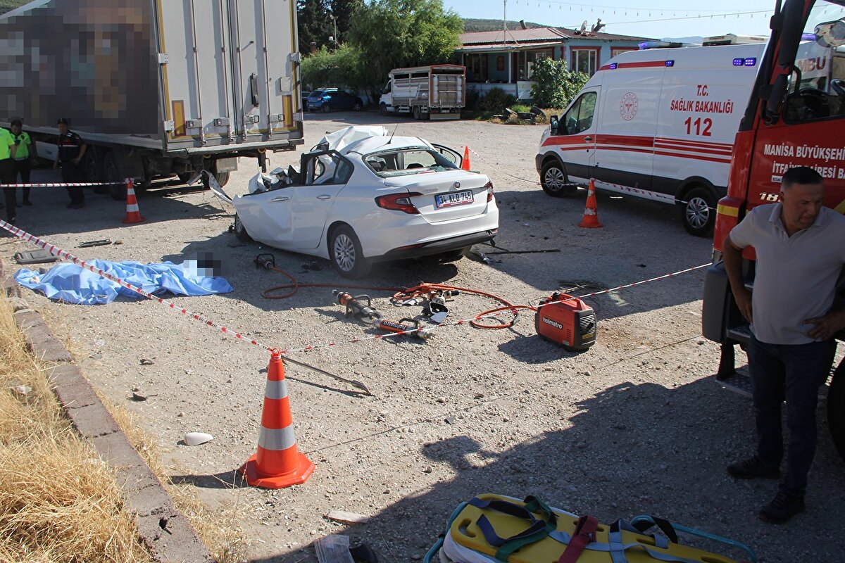 Kaza, saat 16.15 sıralarında İzmir - Ankara D300 karayolu Yurtbaşı Mahallesi’nde meydana geldi. Edinilen bilgilere göre, Uşak istikametinden Kula yönüne seyir halinde olan Rıdvan A. (36) yönetimindeki otomobil, Yurtbaşı Mahallesi girişinde bir lokantanın önünde park halinde bulunan 26 AKH 517 plakalı tıra arkadan çarptı. 