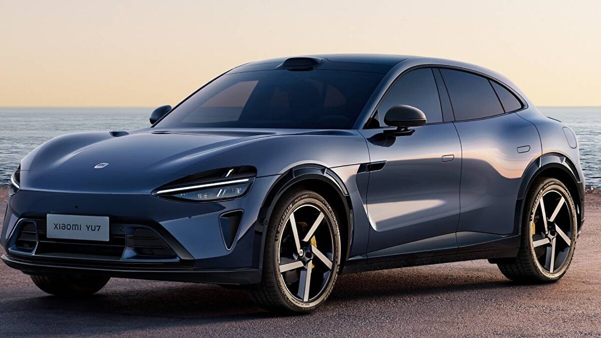 <br><br>Gelişmiş teknolojileri, şık tasarımı, konforu ve bütçe dostu fiyat politikası ile gözleri üzerine çeken Xiaomi YU7, 35 bin dolarlık fiyatıyla geçtiğimiz hafta resmiyet kazandı. Aracın ilk test videoları paylaşılırken, pist testlerinde fren performansı herkesi şoke etti.<br>