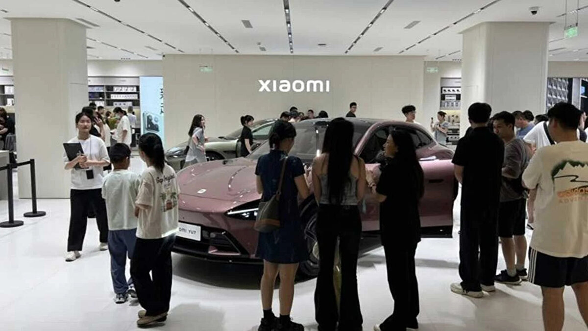 <br><br>Dikkat çekici bir şekilde, bu alevler daha önce karbon seramik fren sistemine sahip süper otomobillerde görülen türden değil. Xiaomi'nin CarNewsChina'ya yaptığı açıklamaya göre, bu frenlerin alev almasının nedeni, düşük metal içerikli balatalarda kullanılan organik malzemeler. Yani işin en ilginç tarafı ise Çinli Xiaomi, bu alevlenmeyi çok normal bir durum olarak görüyor.<br>