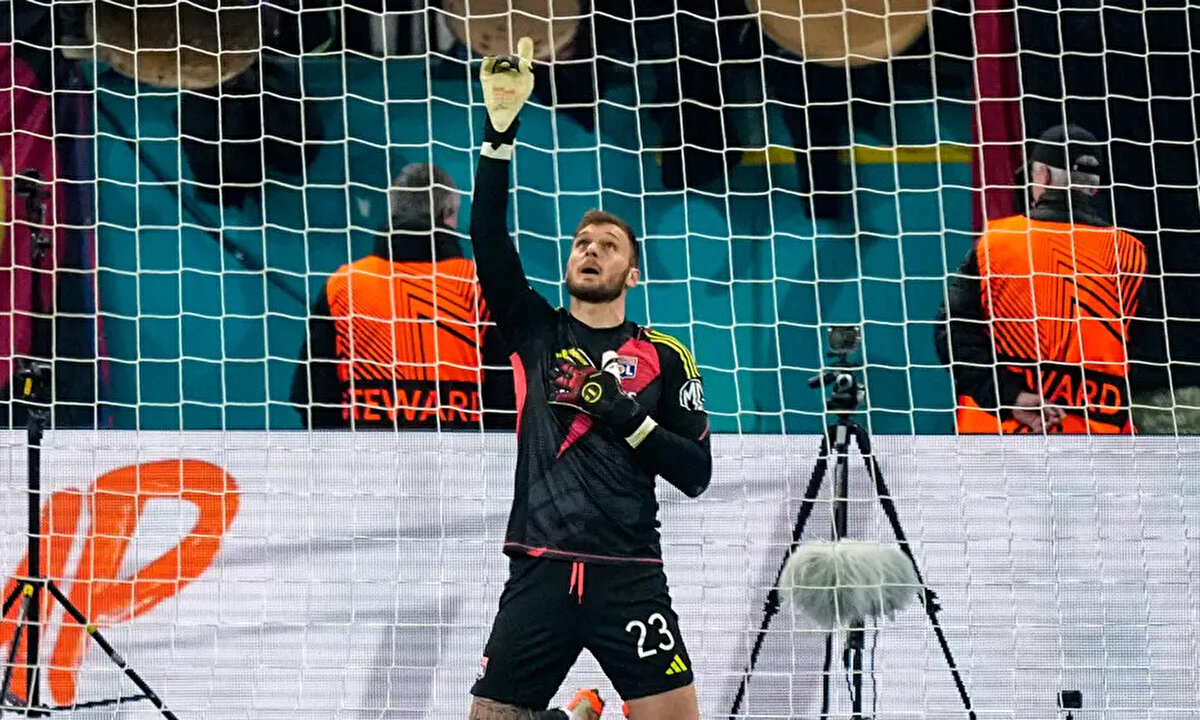 Güncel piyasa değeri 10 milyon euro olan Lucas Perri'nin Lyon ile 2028 yazına kadar sözleşmesi bulunuyor. Fransız ekibi geçtiğimiz günlerde borçları nedeniyle küme düşürülmüştü.<br>