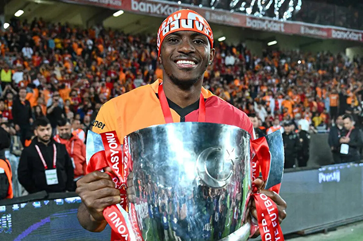 Galatasaray'da Victor Osimhen transferinde bugün çarpıcı gelişmeler yaşanabilir. Nijeryalı yıldız için verilen süre bugün noktalanıyor.<br>