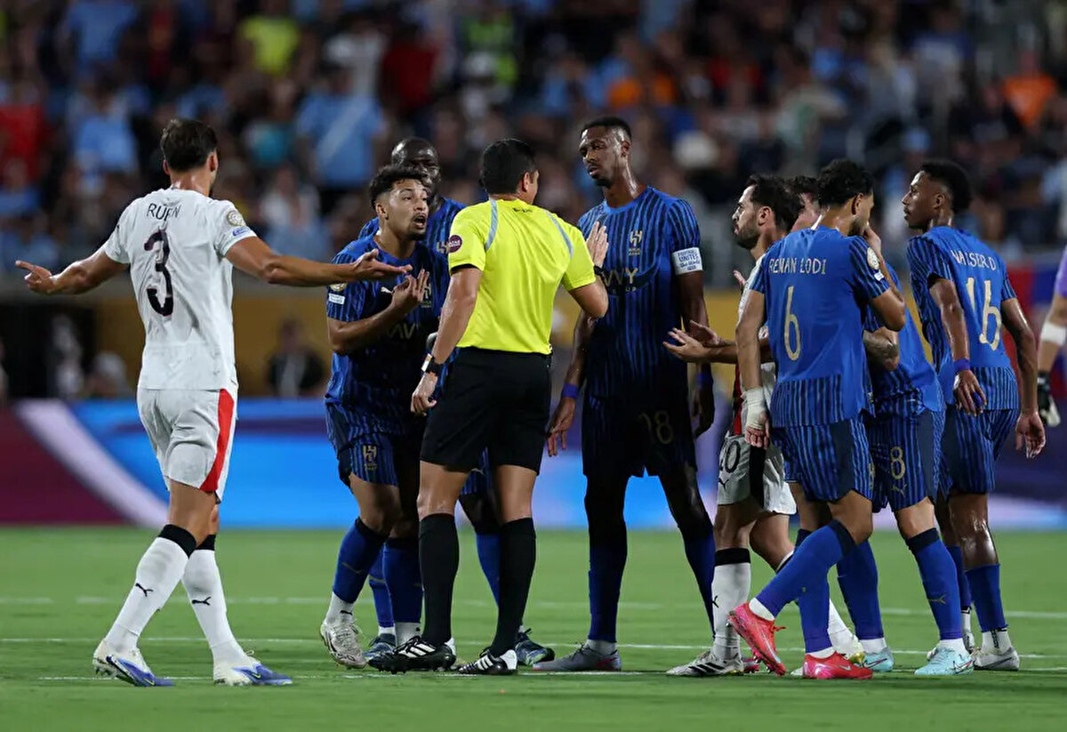 Al Hilal'de futbolcular, Manchester City'nin Bernardo Silva ile attığı golde elle müdahale olduğu gerekçesiyle hakeme itiraz etti ancak VAR'dan herhangi bir uyarı gelmedi.<br>