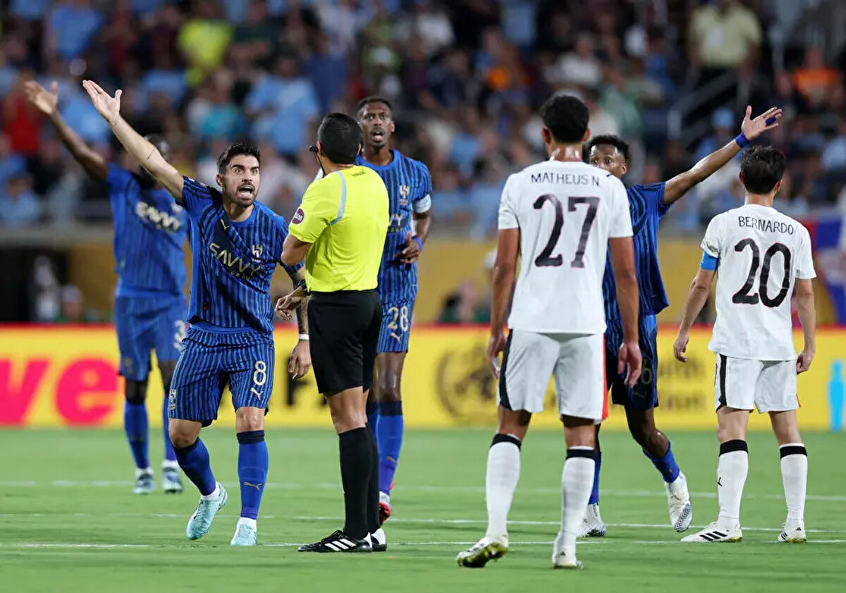 Hakem Jesus Valenzuela'nın 3 kez uyarmasına rağmen Al Hilal futbolcuları maça başlamadı. Karşılaşma kısa bir süre dursa da dördüncü uyarının ardından mücadele kaldığı yerden devam etti.<br>