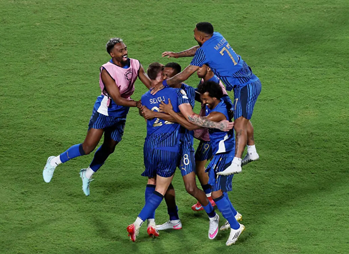 Mücadelenin ikinci uzatma devresinde 112'de Al Hilal'de Marcos Leonardo skoru belirleyen golü kaydetti. 120 dakika sonunda sahadan 4-3 galip ayrılan Simone Inzaghi'nin ekibi adını çeyrek finale yazdırdı, Manchester City ise turnuvaya veda etti.<br> <br>Manchester City karşısında 4 kez ağları havalandıran Al Hilal bir ilke imza attı. Al Hilal, Kıtalararası turnuvalarda Avrupa kulüplerine 4 gol atan ilk Asya takımı olarak kayıtlara geçti.