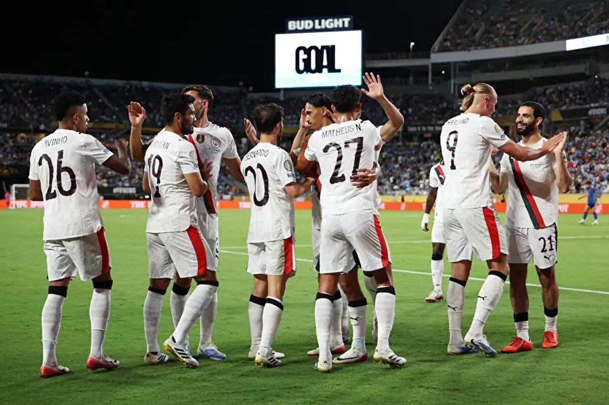 Pep Guardiola yönetimindeki Manchester City, İlkay Gündoğan'ın asistinde Bernardo Silva ile 9. dakikada öne geçti. İlk yarı Manchester City'nin üstünlüğüyle tamamlanırken ikinci yarının ilk dakikasında Al Hilal Marcos Leonardo ile skora dengeyi getirdi. <br>