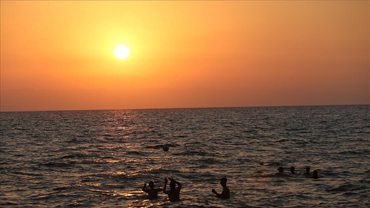 AKDENİZ<br><br>Az bulutlu ve açık geçeceği tahmin ediliyor. Rüzgarın, Kahramanmaraş çevrelerinde kuzey ve kuzeybatı yönlerden kuvvetli ve fırtına (40-80 kmsaat) şeklinde esmesi bekleniyor.<br><br>ADANA 21°C, 36°C<br>Az bulutlu ve açık<br><br>ANTALYA 25°C, 39°C<br>Az bulutlu ve açık<br><br>HATAY 22°C, 33°C<br>Az bulutlu ve açık<br><br>ISPARTA 17°C, 32°C<br>Az bulutlu ve açık