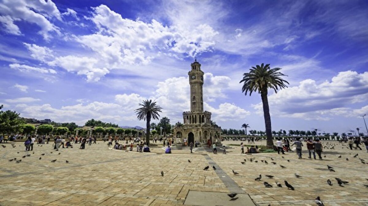 EGE<br><br>Az bulutlu ve açık, zamanla kuzeydoğusunun parçalı bulutlu geçeceği tahmin ediliyor. Rüzgarın, bölgenin kuzey kıyılarında kuzey ve kuzeydoğu yönlerden kuvvetli (40-60 kmsaat) olarak esmesi bekleniyor.<br><br>A.KARAHİSAR 14°C, 30°C<br>Az bulutlu ve açık<br><br>İZMİR 24°C, 37°C<br>Az bulutlu ve açık<br><br>MANİSA 24°C, 38°C<br>Az bulutlu ve açık<br><br>MUĞLA 21°C, 35°C<br>Az bulutlu ve açık