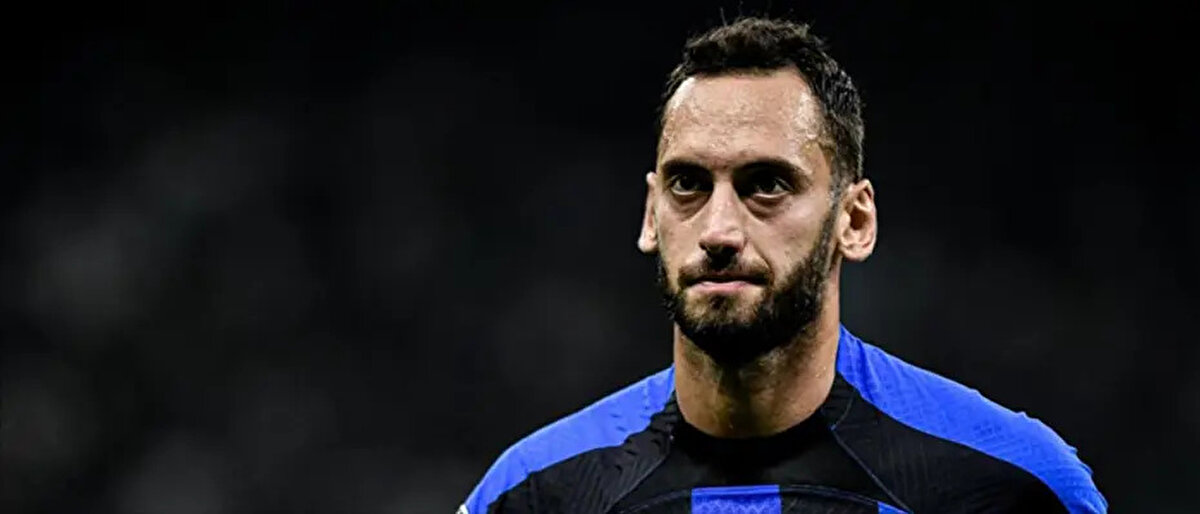 Marotta ayrıca, "Transfer bugün başlıyor. Şu anda Hakan bize hiçbir şey söylemedi ancak onu dinlemeye hazırız, tıpkı başkalarında olduğu gibi. Bir oyuncu ayrılma isteği gösterdiğinde, kapı ardına kadar açık olacaktır. Hakan'ı suçlayamayız. Henüz kendisiyle konuşmadık ve önümüzdeki birkaç hafta görüşeceğiz. Farklı yollar izlemeye karar verirsek bunu değerlendireceğiz ancak henüz orada değiliz." ifadelerini kullandı.<br>