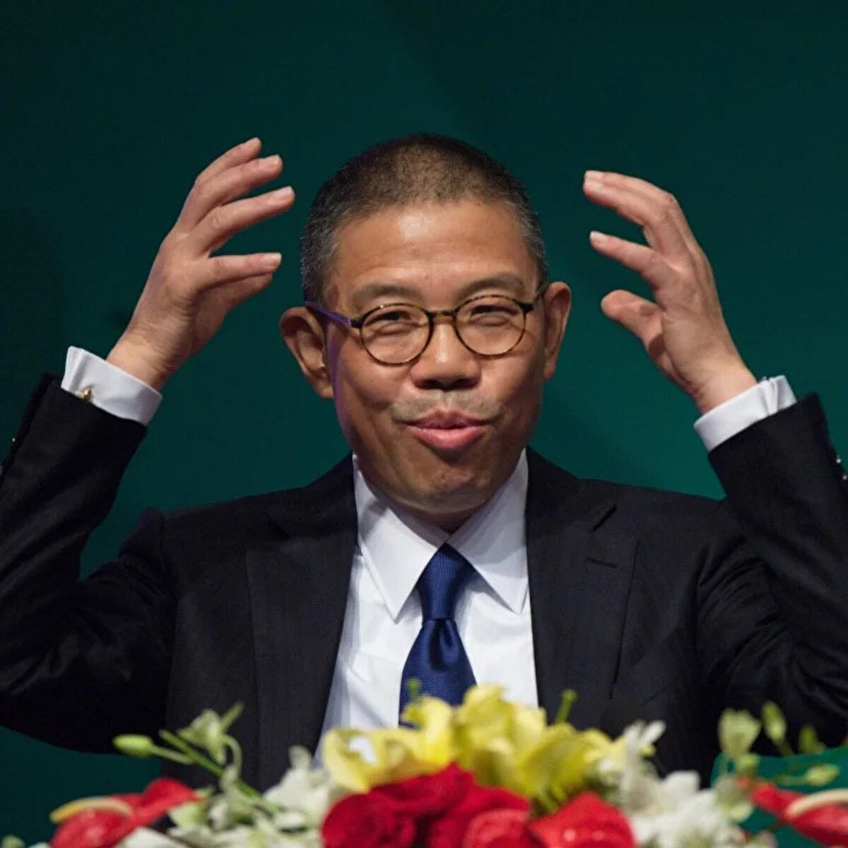 15. Zhong Shanshan<br><br>Net Serveti: 68 milyar dolar<br>Şirketi: Nongfu Spring (su ve içecek), Beijing Wantai (biyoteknoloji)<br>Çin’in En Zengin Girişimcisi:<br>İçecek sektöründeki başarısını, sağlık ve biyoteknoloji yatırımlarıyla destekleyerek Asya’nın dikkat çeken iş insanlarından biri haline geldi.