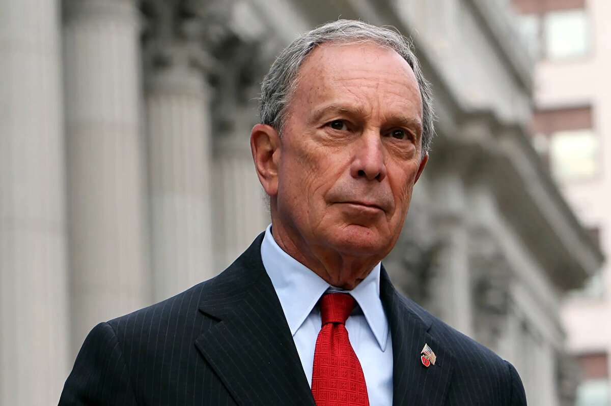 14. Michael Bloomberg<br><br>Net Serveti: 94 milyar dolar<br>Şirketi: Bloomberg LP<br>Finans Dünyasının Patronu:<br>Eski New York Belediye Başkanı ve finansal veri hizmetleri şirketi Bloomberg’in kurucusu. Medya ve yatırım alanındaki etkisi sürüyor.