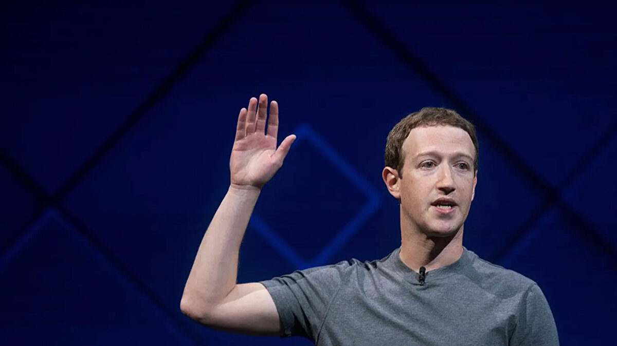 7. Mark Zuckerberg<br><br>Net Serveti: 117 milyar dolar<br>Şirketi: Meta (Facebook, Instagram, WhatsApp)<br>Metaverse ve Yapay Zeka Yatırımları:<br>Meta’nın AI projeleri ve sosyal medya gücüyle servetini yeniden yukarı taşıdı.