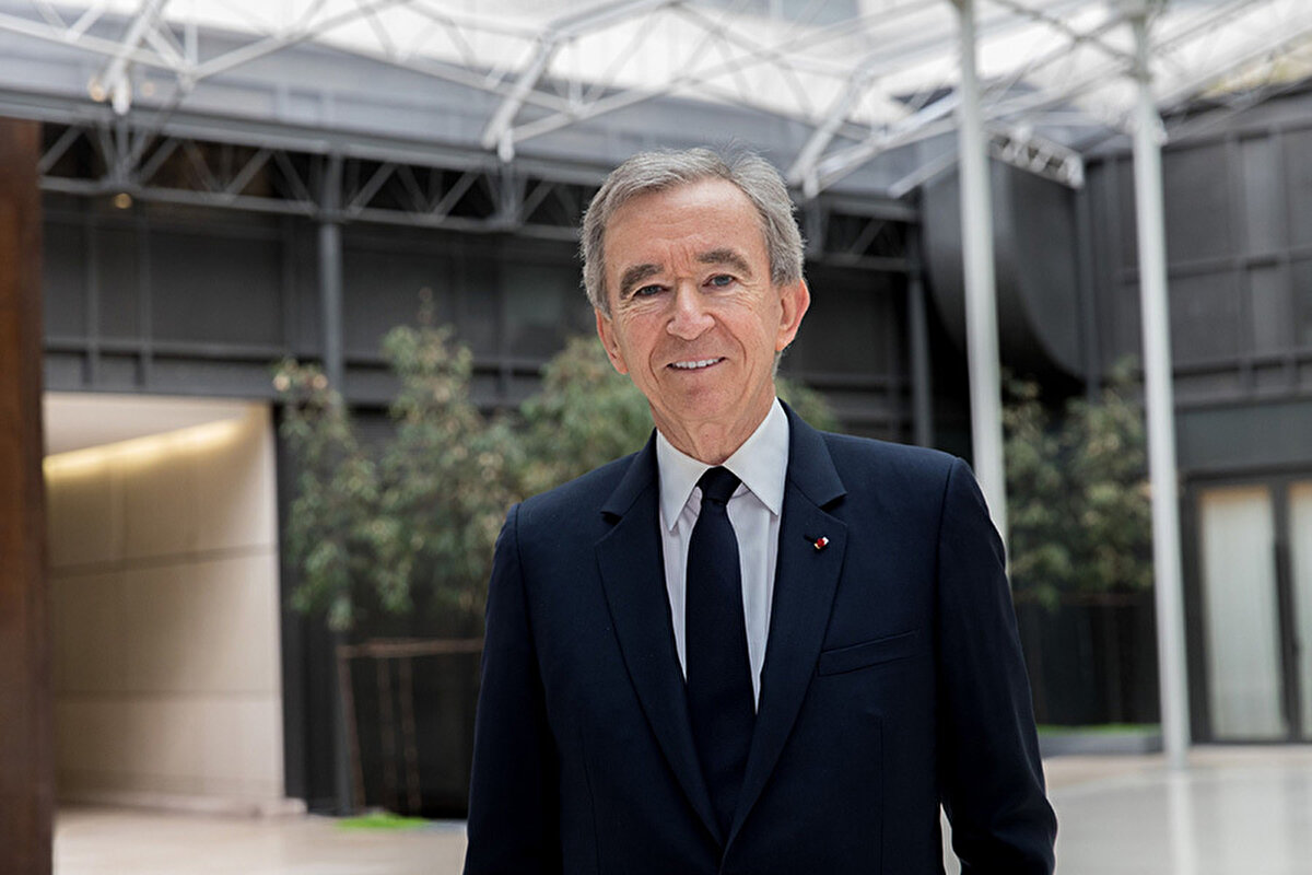 2. Bernard Arnault<br><br>Net Serveti: 201 milyar dolar<br>Şirketi: LVMH (Louis Vuitton, Dior, Moët Hennessy)<br>Lüksün Mirası:<br>Dünyanın en büyük lüks ürün imparatorluğunun başında. Avrupa’nın en zengin insanı konumunda.
