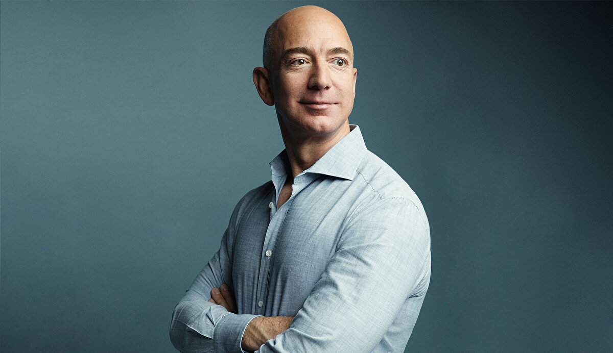 3. Jeff Bezos<br><br>Net Serveti: 194 milyar dolar<br>Şirketleri: Amazon, Blue Origin, The Washington Post<br>E-ticaretin Öncüsü:<br>Amazon’un kurucusu, teknoloji ve uzay girişimleriyle servetini artırmayı sürdürüyor.